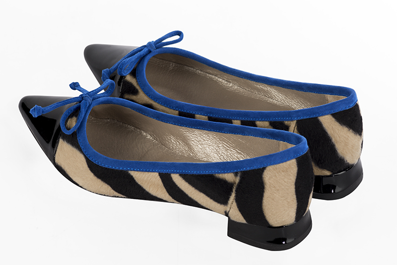 Gloss black and electric blue women's ballet pumps, with low heels. Pointed toe. Flat flare heels. Rear view - Florence KOOIJMAN